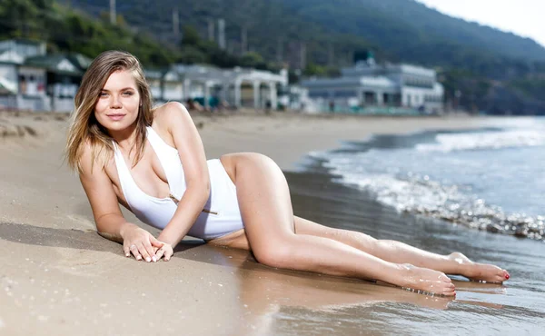 Joven Chica Sexy Traje Baño Sombrero Relajación Playa Arena Orilla — Foto de Stock