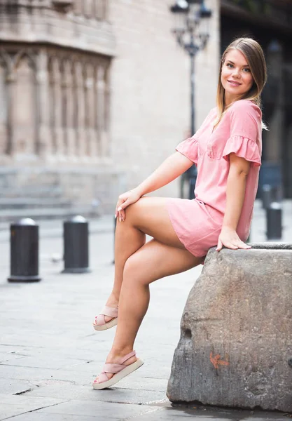 Attraktives Stilvolles Mädchen Rosa Kleid Sitzt Auf Einem Steinblock Auf — Stockfoto