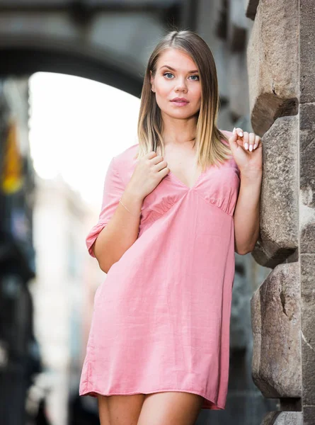 Attraktives Mädchen Auf Den Straßen Der Altstadt Angelehnt Eine Alte — Stockfoto
