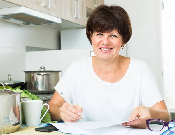 Весела Жінка Яка Сидить Своїй Кухні Платить Рахунки — стокове фото