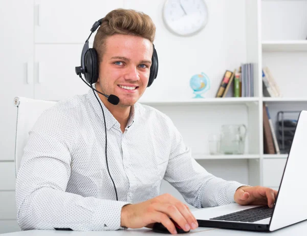 Positivo Operatore Call Center Maschile Parlare Con Cliente Agenzia — Foto Stock
