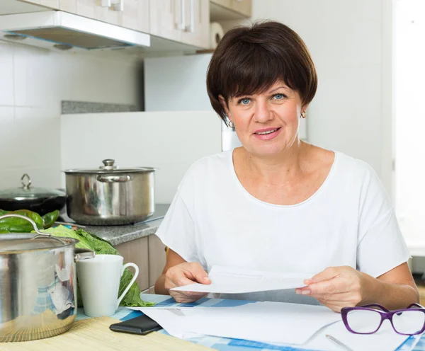 Portret Van Lachende Senior Vrouw Boekhouding Rekeningen Betalingen Haar Keuken — Stockfoto