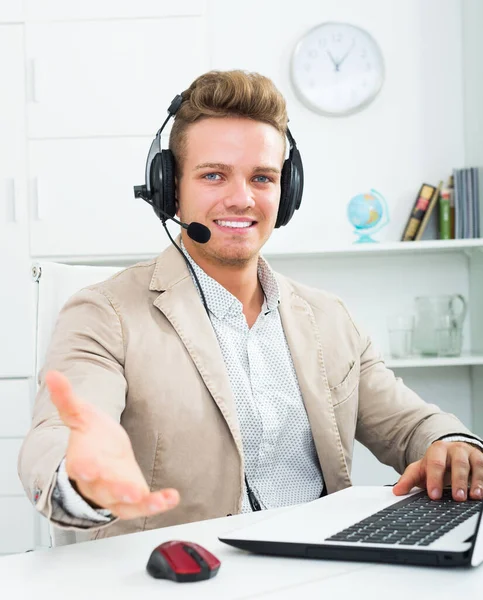 Portrait Positive Man Headphones Working Call Centre — Stock Photo, Image
