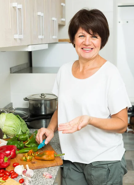 Portrait Cheerful Retiree Woman Preparing Green Salad Kitchen Home — Stock Photo, Image