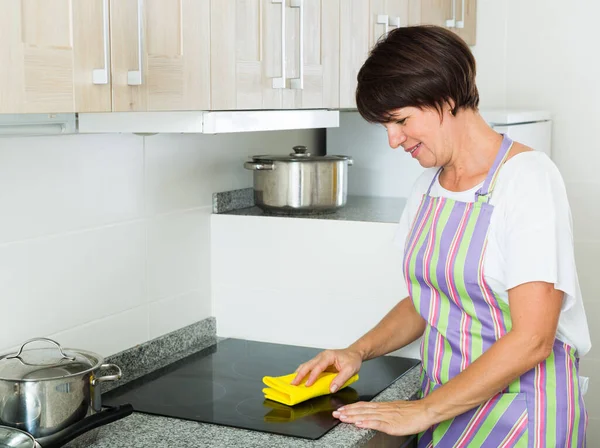 Olgun Neşeli Bir Kadın Apartmanda Mutfak Yüzey Temizliyor — Stok fotoğraf