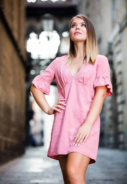 Attraktives Junges Mädchen Rosa Kleid Genießt Den Warmen Sommertag Beim — Stockfoto