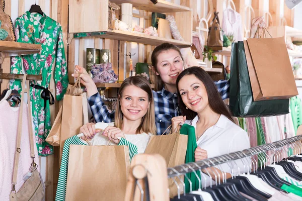 Genç Bayan Arkadaşlar Dükkanda Içinde Alışveriş Giysi Olan Kese Kağıtları — Stok fotoğraf