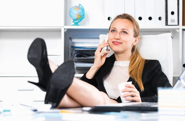 Portrait Female Working Office Talking Phone — Stock Photo, Image