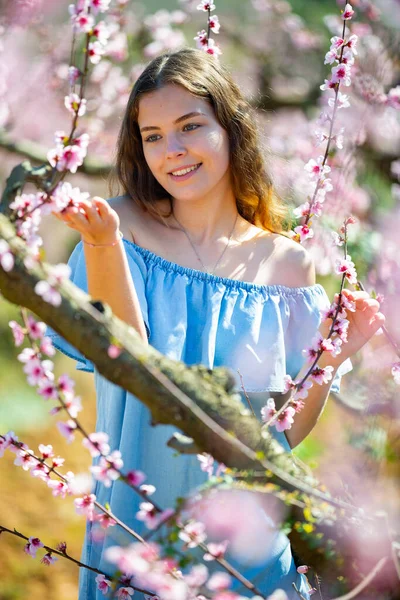 Mulher Vestido Azul Com Sorriso Encantador Andando Parque Florido Desfrutando — Fotografia de Stock