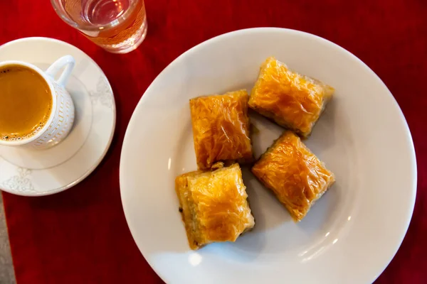 Dessert Traditionnel Turc Baklava Dans Une Assiette Une Tasse Café — Photo