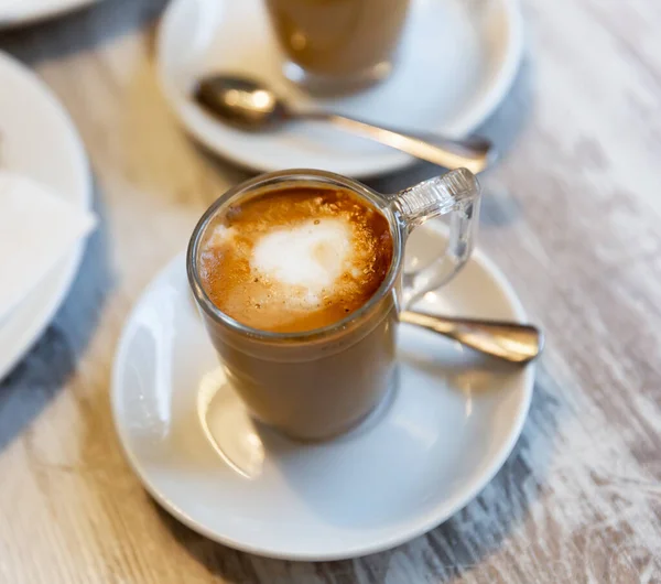 コルタードのマグカップはカフェでテーブルの上で提供しています 伝統的なスペインコーヒー — ストック写真