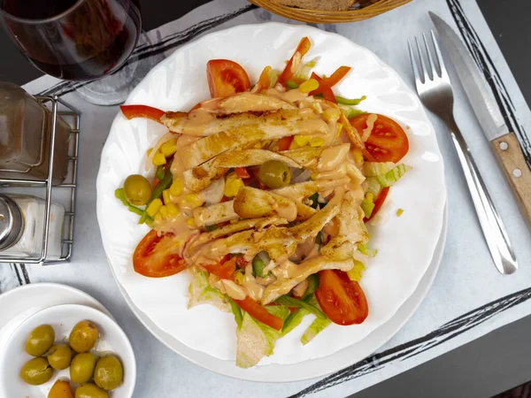 Ensalada Pollo Chicken Salad Lettuce Tomato Olives Plate — Stock Photo, Image