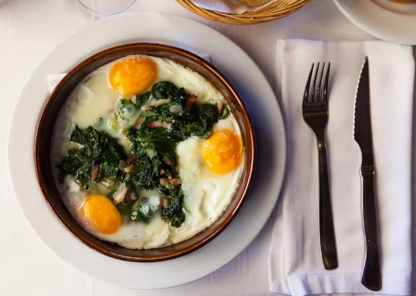 ほうれん草と揚げ卵のイメージ レーズンとハム カタルーニャ料理の料理 — ストック写真