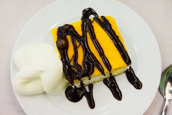 Gambar Kue Bolu Almond Dengan Mousse Cahaya Coklat Dan Vavilla — Stok Foto