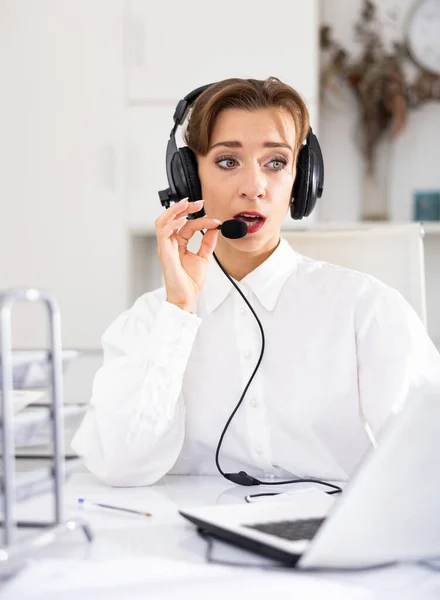Kantoormedewerker Vrouw Werkt Achter Een Computer Praat Headset Met Klant — Stockfoto