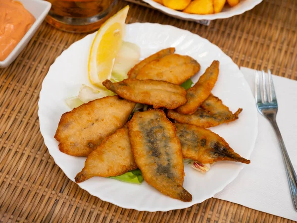 用油炸沙丁鱼 沙丁鱼 沙丁鱼或凤尾鱼包在面糊里吃传统的西班牙餐 — 图库照片