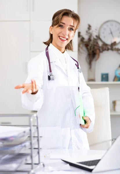 Positive Woman Physician Gesturing While Talking Holding Paper Folder Looking — Stock Photo, Image