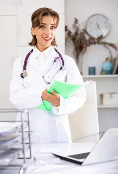 Жінка Лікар Носить Білу Медичну Форму Стетоскоп Папкою Документів Клініці — стокове фото