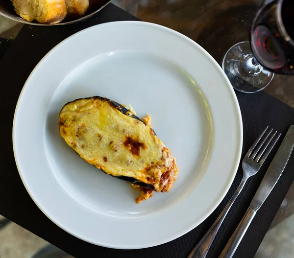 Dünya Çapında Popüler Yemek Patlıcanla Doldurulmuş Üstünde Peynir Var Resmi — Stok fotoğraf