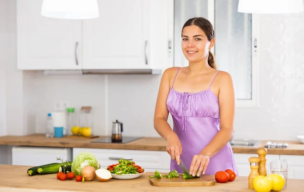 Усміхнена Молода Домогосподарка Фіолетовій Нічній Сукні Готує Вечерю Кухні Вдома — стокове фото