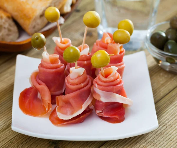 Hiszpański Smaczny Posiłek Bułki Jamon Iberyjski Serwowane Oliwkami Talerzu Zbliżenie — Zdjęcie stockowe