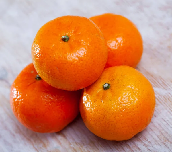 Closeup Four Fresh Whole Clementines Wooden Background Concept Health Benefits — Stock Photo, Image