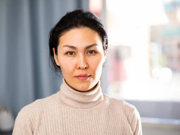 Porträtt Självsäker Asiatisk Kvinna Närbild Porträtt — Stockfoto