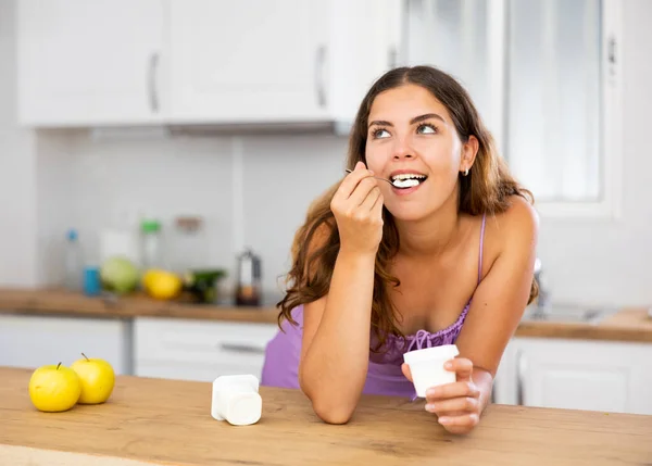 Chica Ensueño Camisón Púrpura Comiendo Delicioso Yogur Cocina Casera — Foto de Stock