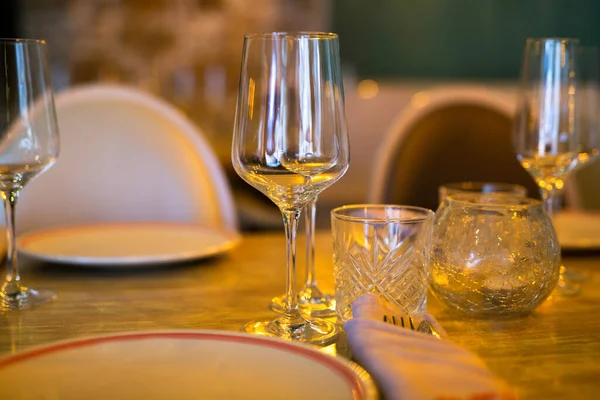 Empty Wine Glasses Stand Table Cozy Restaurant — Stock Photo, Image