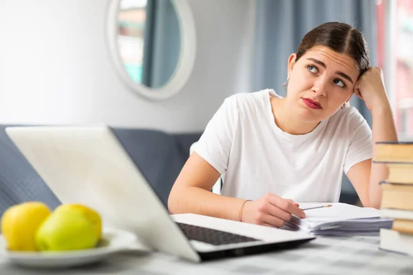 Jovem Insatisfeita Está Cansada Educação Distância Online Conceito Ensino Distância — Fotografia de Stock