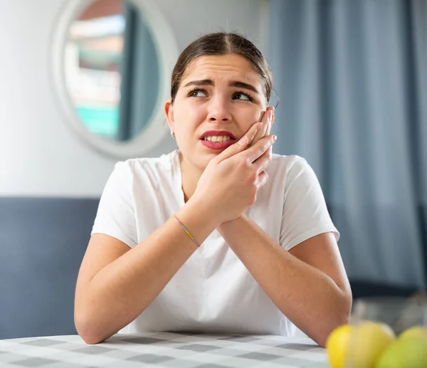 Портрет Молодої Евро Дівчини Яка Страждає Від Зубного Болю Тримає — стокове фото