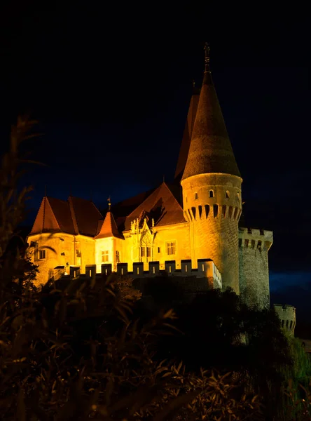 ルーマニアの日没時のコルヴィン城の写真 — ストック写真
