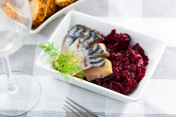Cold Smoked Mackerel Fish Sliced Garnished Grated Beetroot Salad Mediterranean — Stock Photo, Image