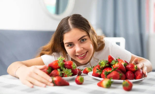 Portrait Young Woman Enjoying Fresh Strawberry Home — Stock Photo, Image