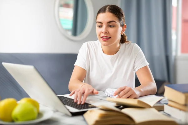Jovem Mulher Estudando Internet Usando Laptop Enquanto Senta Mesa Casa — Fotografia de Stock
