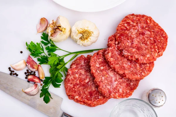Fatias Forma Hambúrgueres Carne Moída Crua Com Raminhos Salsa Frescos — Fotografia de Stock