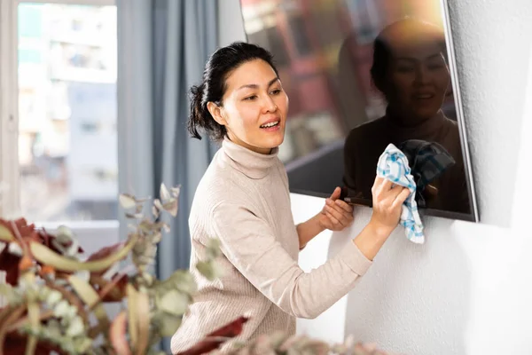 Ciężko Pracująca Azjatka Wyciera Kurz Telewizora Szmatą Sprzątając Mieszkanie — Zdjęcie stockowe