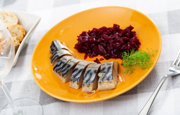 Appetitlich Geräucherte Makrele Stücke Geschnitten Und Geriebene Gekochte Rote Bete — Stockfoto