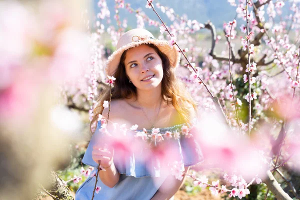 Menina Loira Bonita Com Cabelos Longos Vestido Rosa Jardim Florescente — Fotografia de Stock