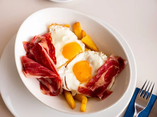 Αυγά Ομελέτα Μπέικον Και Τηγανητές Πατάτες Στο Τραπέζι — Φωτογραφία Αρχείου