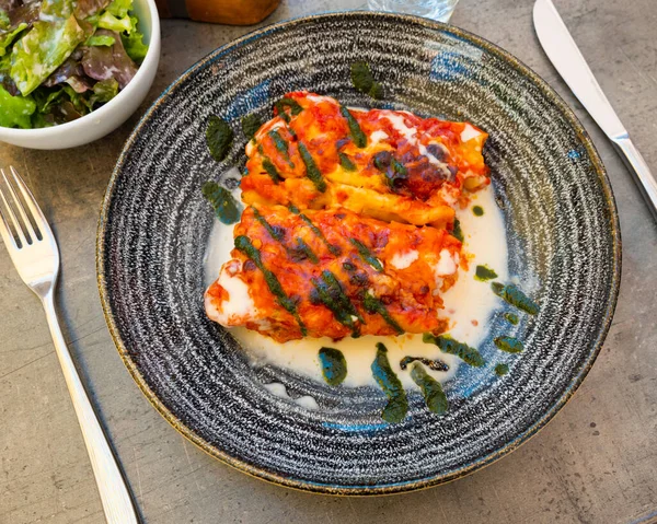 Traditionelle Cannelloni Mit Gorgonzola Tomaten Und Sahnesoße — Stockfoto
