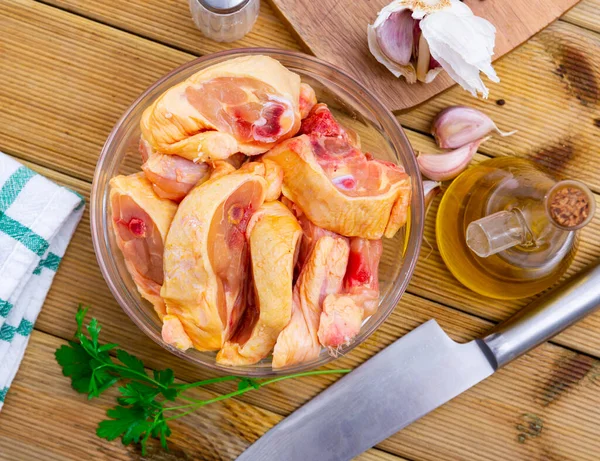 Frische Rohe Gehackte Hühnerstücke Einem Glasbecher Zubereitet Für Das Kochen — Stockfoto