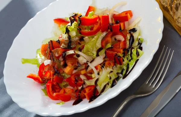 Étvágyfokozó Saláta Friss Káposztával Harangborssal Hagymával Fűszernövényekkel — Stock Fotó