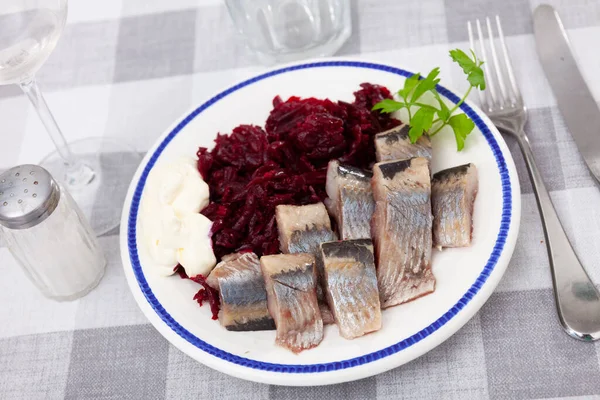 Appetizing Slightly Salted Herring Slices Vegetable Garnish Grated Beets Fresh — Stockfoto