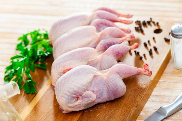 Codornizes Carne Crua Frescas Prontas Para Cozinhar Tábua Ardósia — Fotografia de Stock