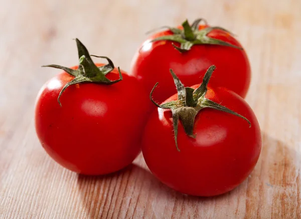 Close Van Verse Rijpe Tomaten Houten Ondergrond Begrip Biologische Groenten — Stockfoto