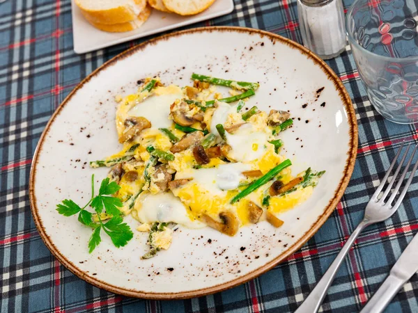 Easy Vegetarian Breakfast Scrambled Eggs Mushrooms Asparagus — Stock Photo, Image