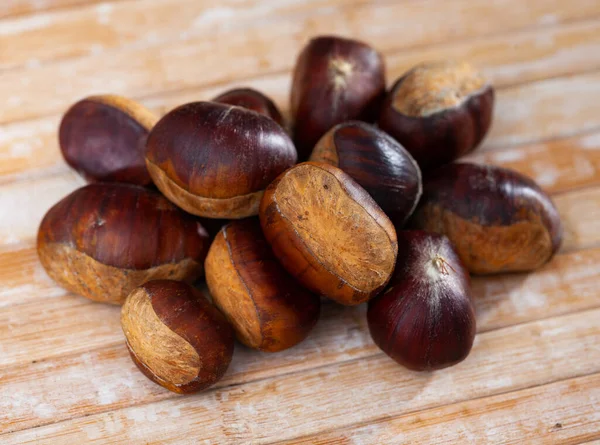 Pile Unpeeled Sweet Chestnuts Wooden Table — Stock Photo, Image