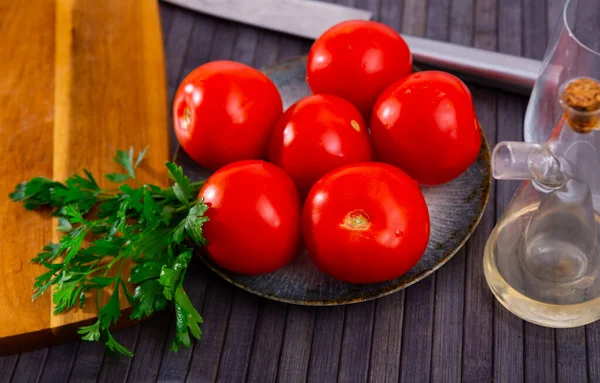 Reife Saftige Tomaten Auf Dem Küchentisch Mit Petersilienzweigen Ernährungskonzept Erstellen — Stockfoto