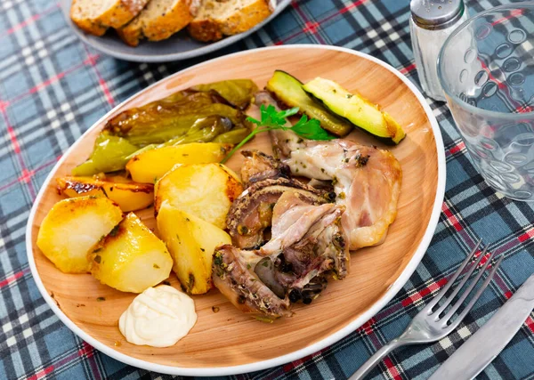 Kaninkött Berett Med Potatis Zucchini Och Grön Paprika — Stockfoto